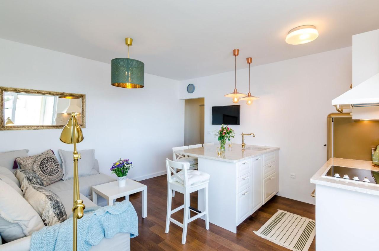Rose Apartment *